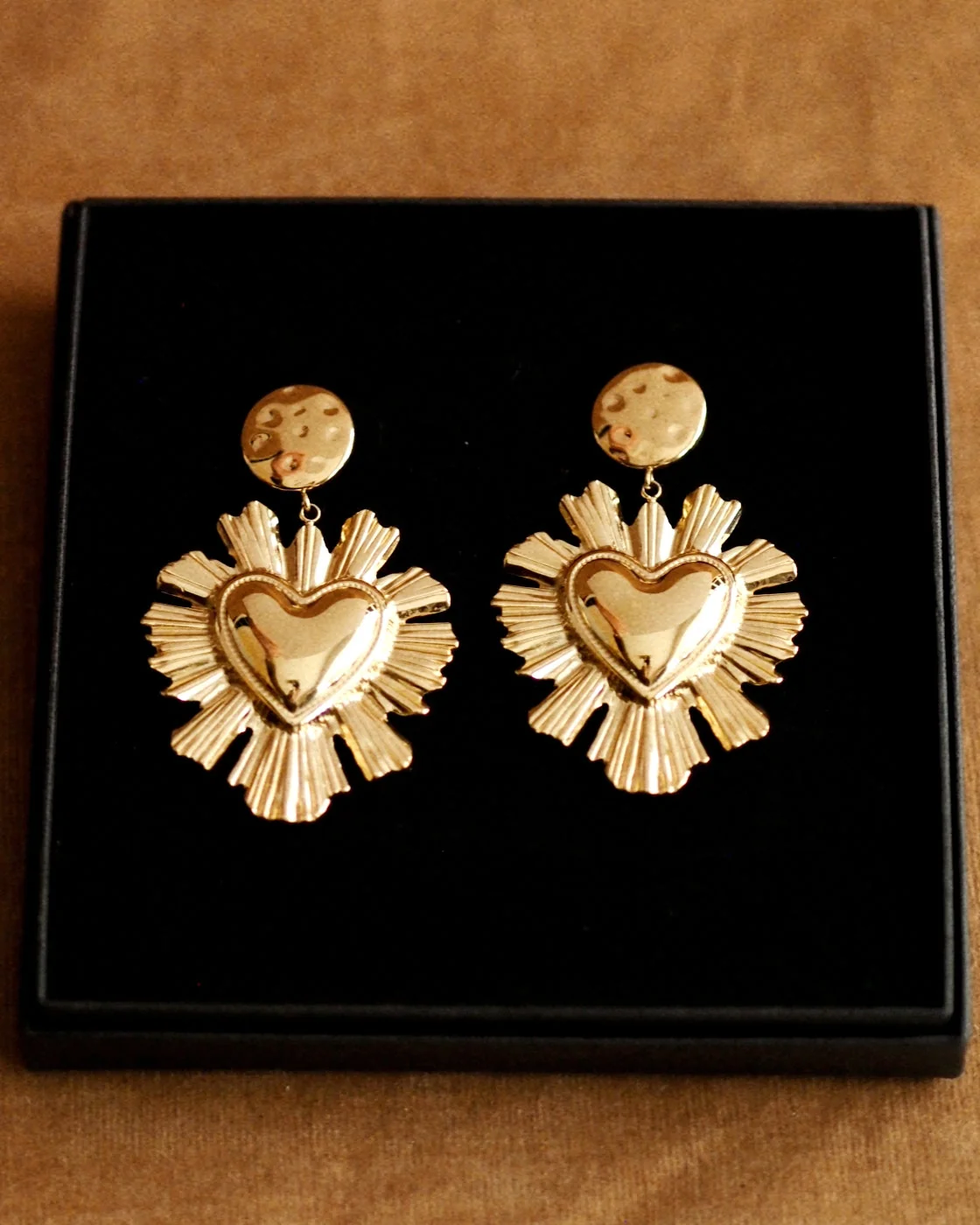 Sacré Heart Earrings in Gold - Image 3