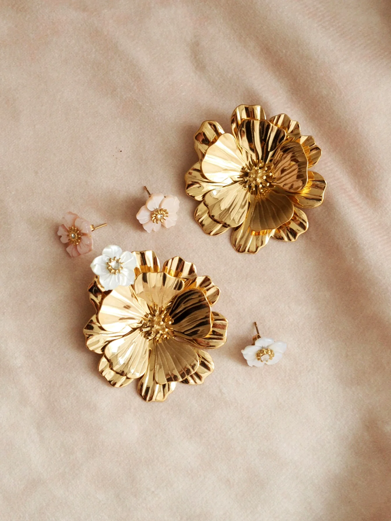 Anthoaneta Flower Earrings in Gold - Image 3