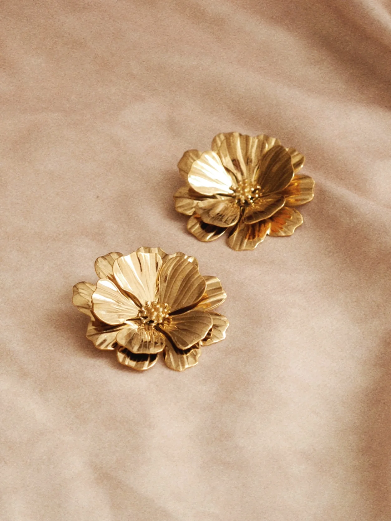 Anthoaneta Flower Earrings in Gold - Image 4