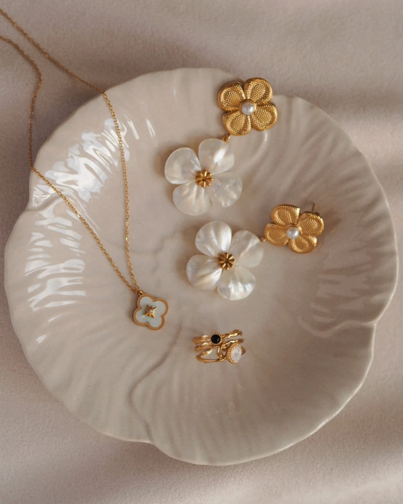 Pearl Clover Earrings in Gold - Image 4