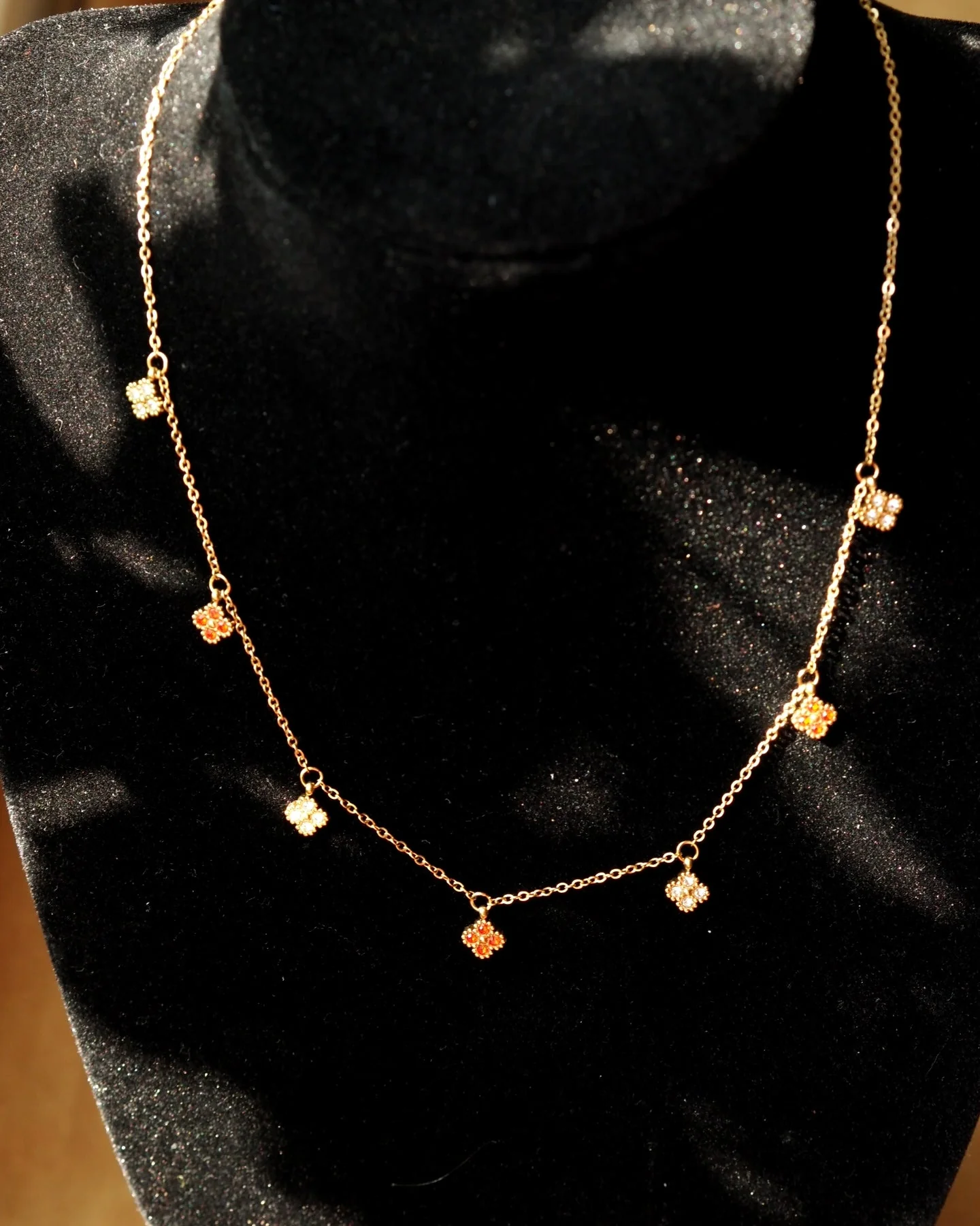 Beautiful Clover Necklace in Gold - Image 2