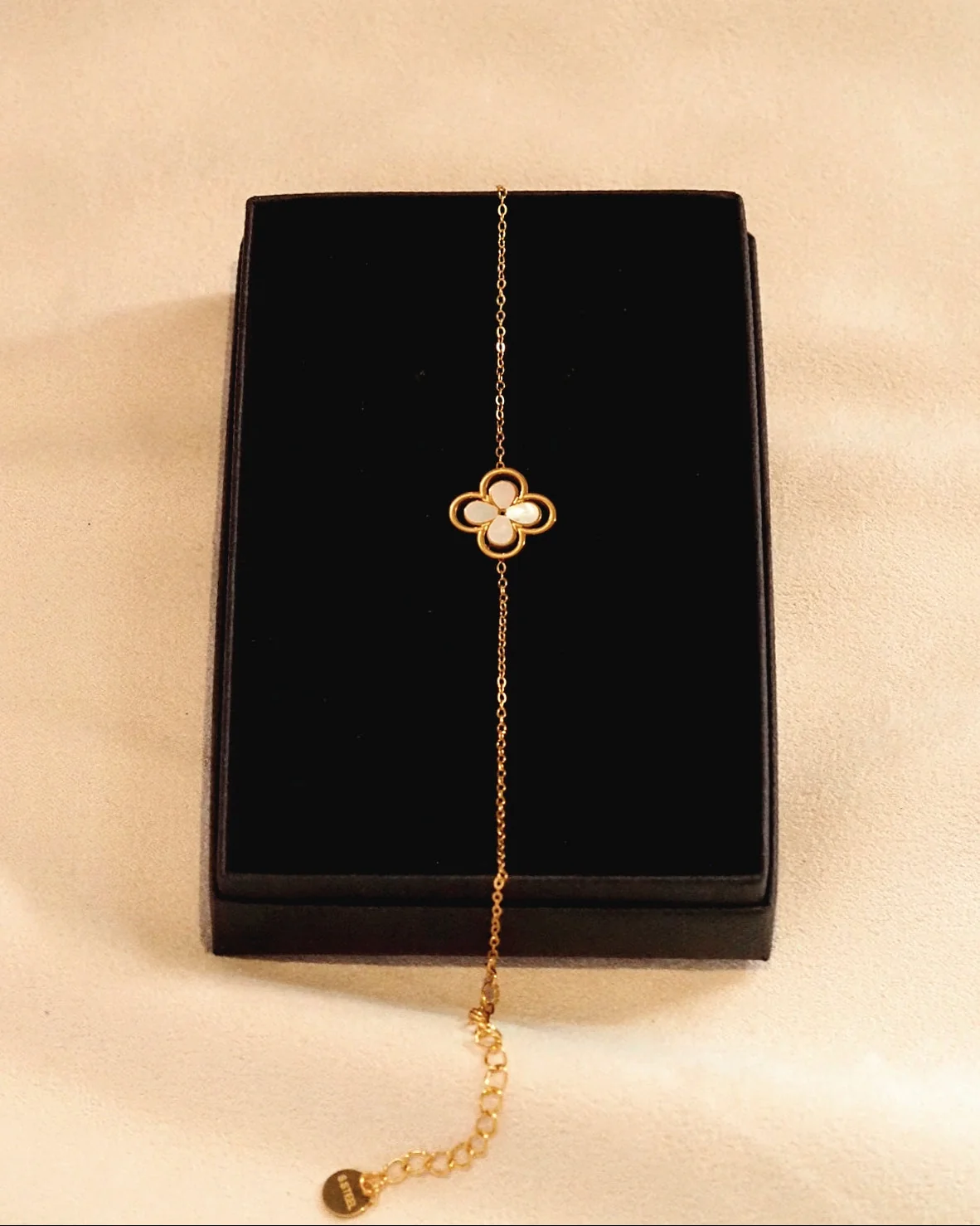 Beautiful Pearl Clover Bracelet in Gold - Image 3