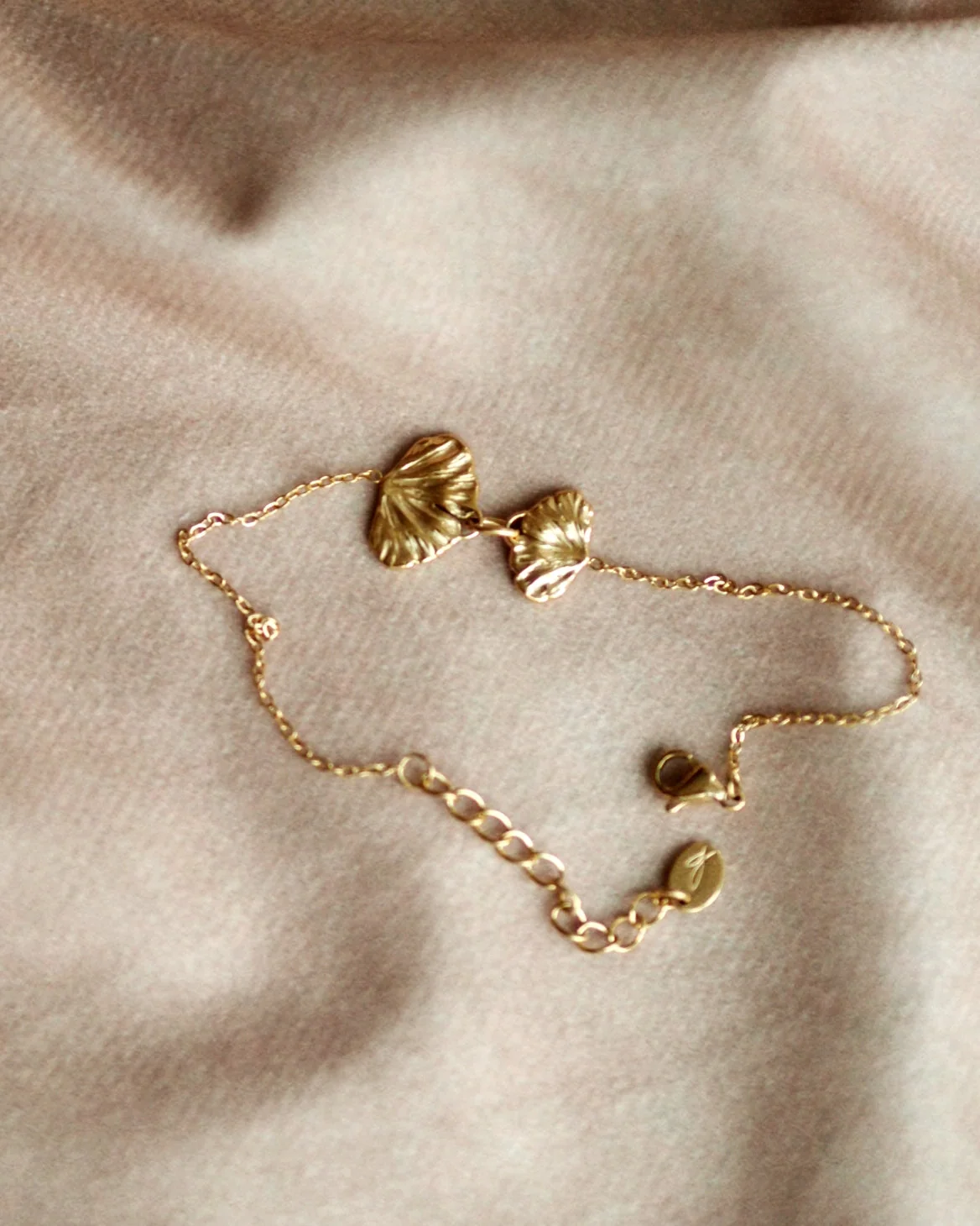 Beautiful Ginkgo Leaf Bracelet in Gold - Image 3