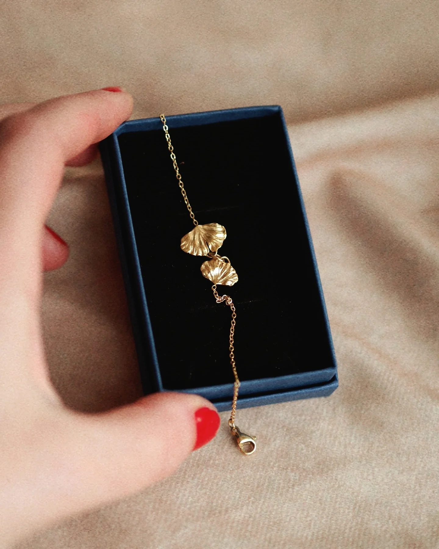 Beautiful Ginkgo Leaf Bracelet in Gold - Image 4