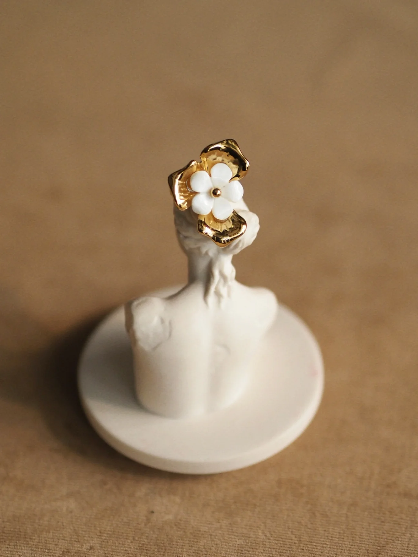 Elisabeth Floral Ring Gold - Image 4