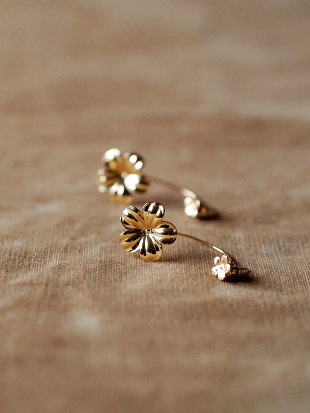Emanuela Floral Earrings Gold - Image 2