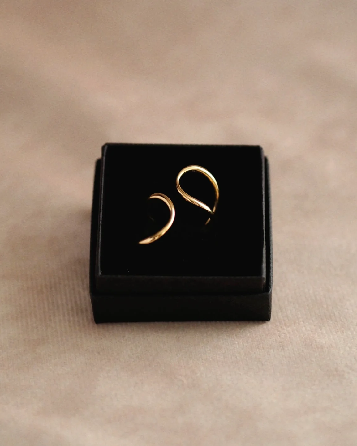 Elise Hugging Ring in Gold - Image 3