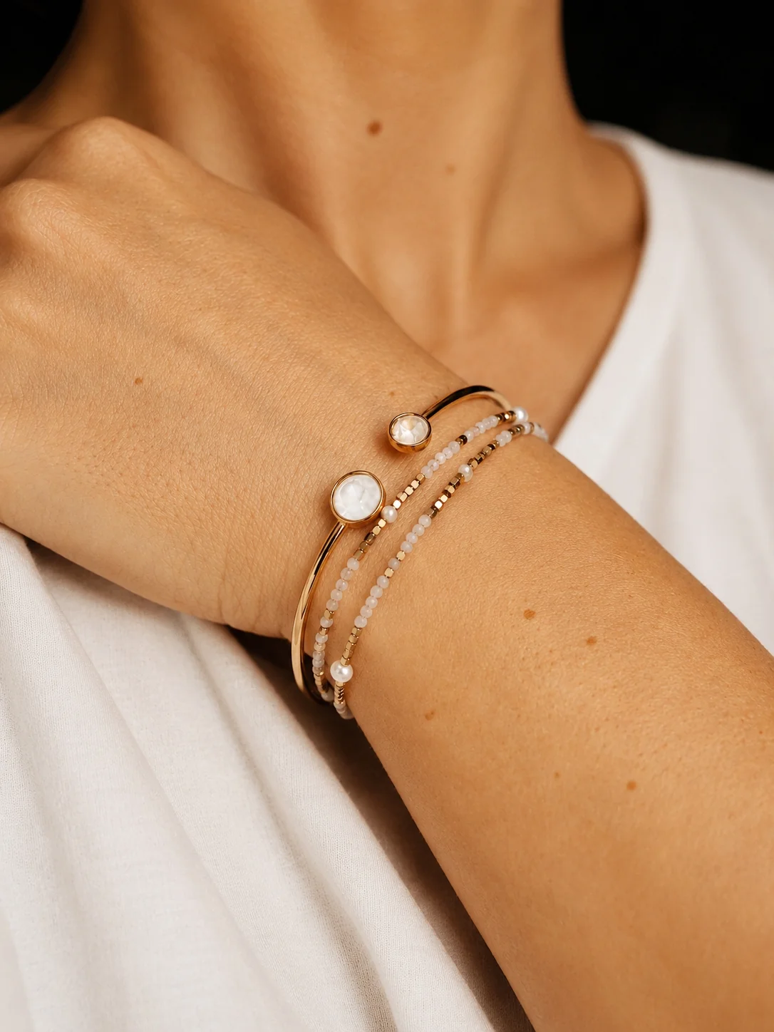 Delicate Gemstone Bracelet in Pearl /Gold - Image 2