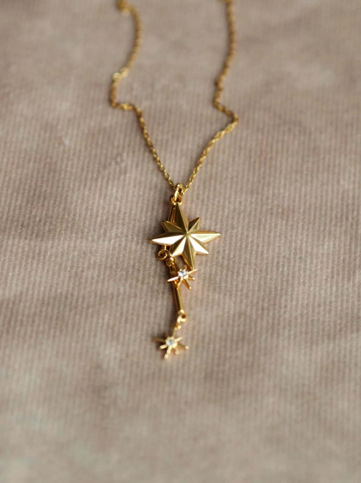 Seren Necklace 3 Stars in Gold / Limited Collection Sparkle - Image 3