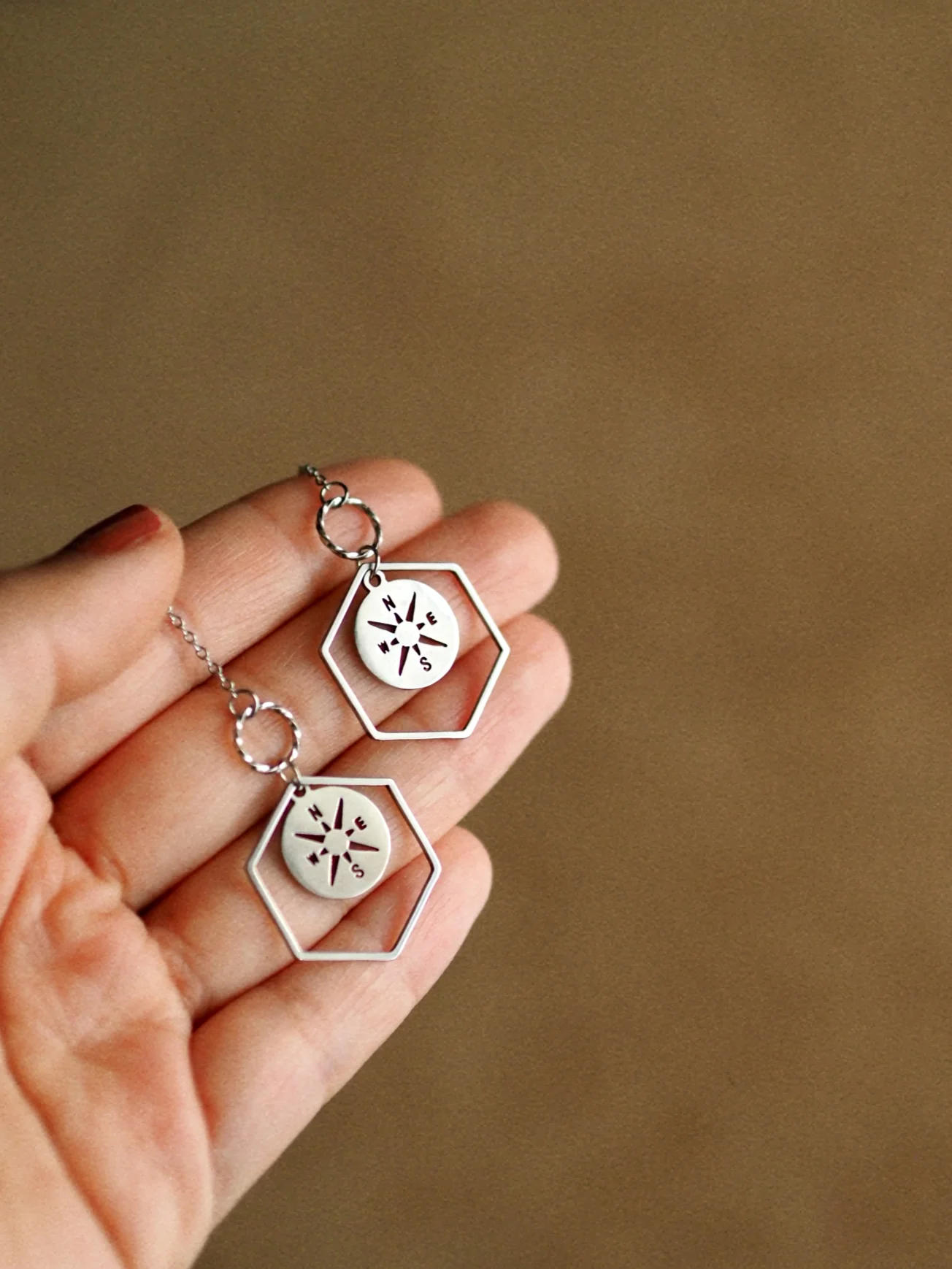 Signature Chain Earrings Compass in Silver / Limited Edition - Image 3