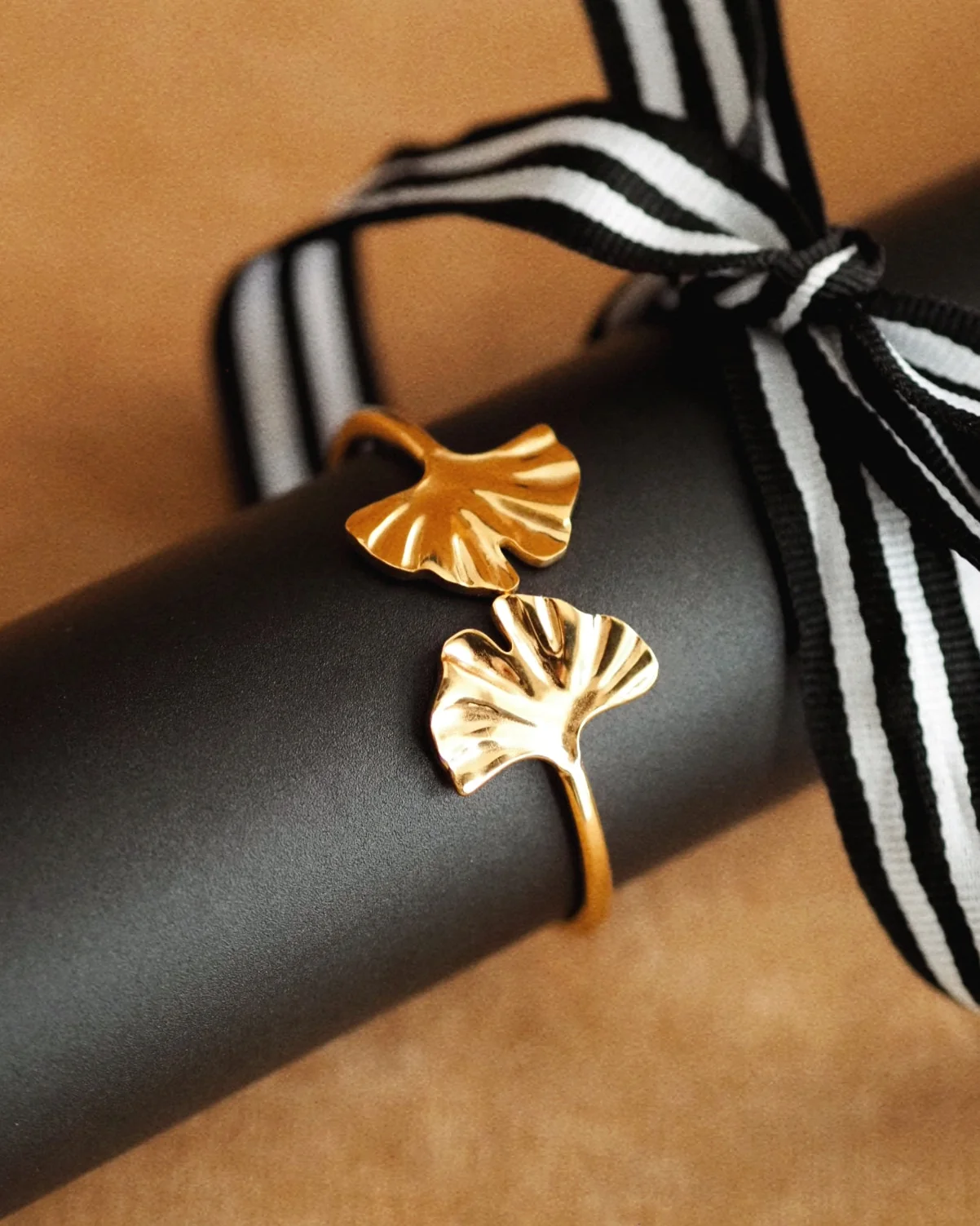 Special Ginkgo Leaf Design Bangle in Gold - Image 2