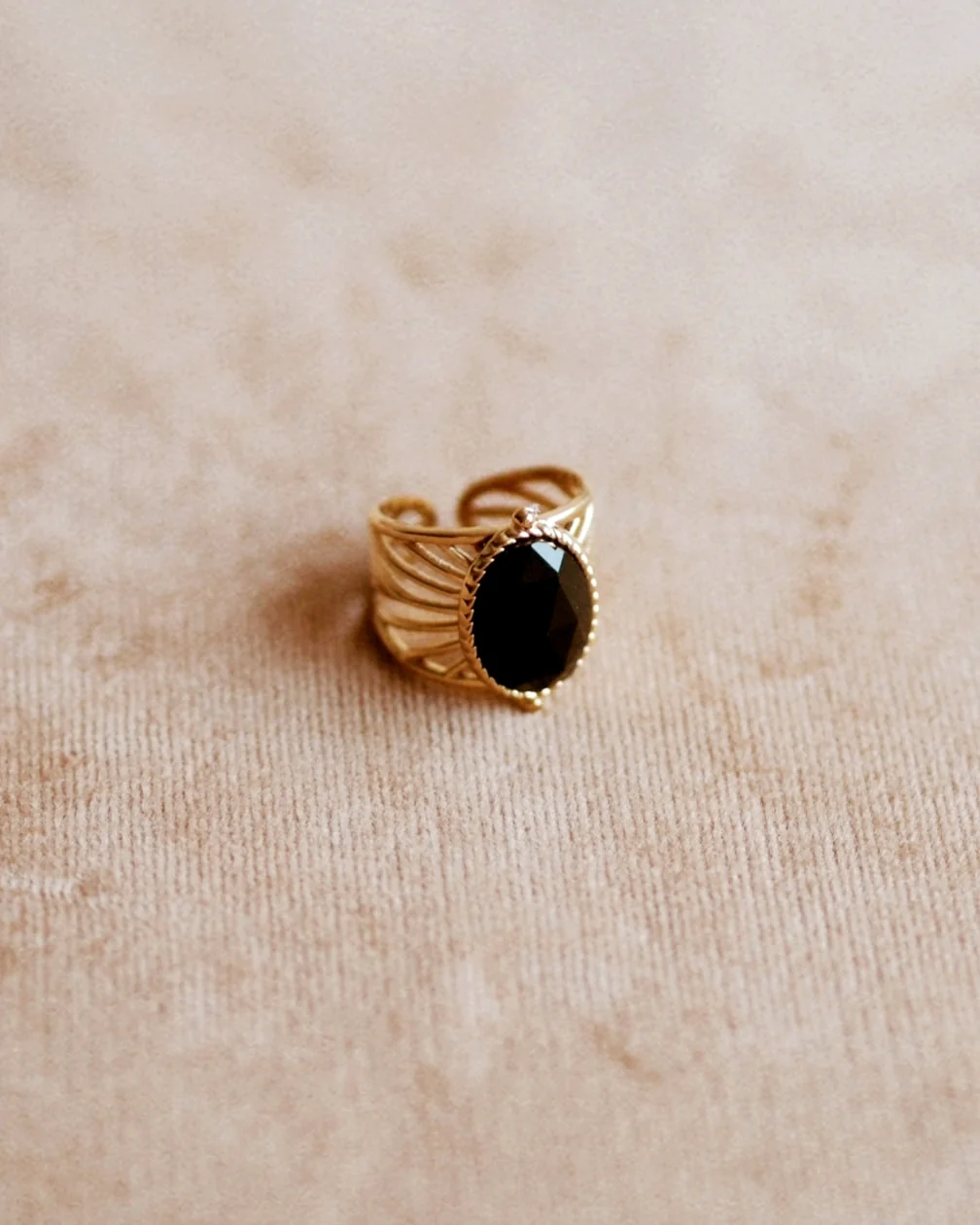 Unique Onyx Ring Gold